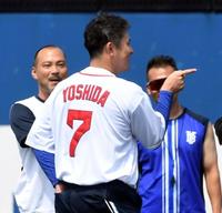 　レッドソックス・吉田のユニホームを着て練習する佐野（撮影・佐藤厚）