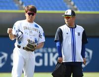 　高校の先輩・伊勢（右）と話す村上（撮影・佐藤厚）