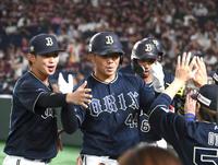 　１回、満塁本塁打を放ち迎えられる頓宮（中央）＝撮影・堀内翔