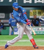 　１回、野村が左中間に先制３ランを放つ