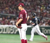 　４回、頓宮（後方）に２ランを浴びた田中将（撮影・堀内翔）