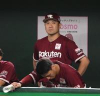 　試合後、ベンチで肩を落とす田中将（撮影・堀内翔）