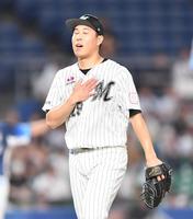 　４回、岸を遊直に打ち取りほっとした表情の西野（撮影・開出牧）