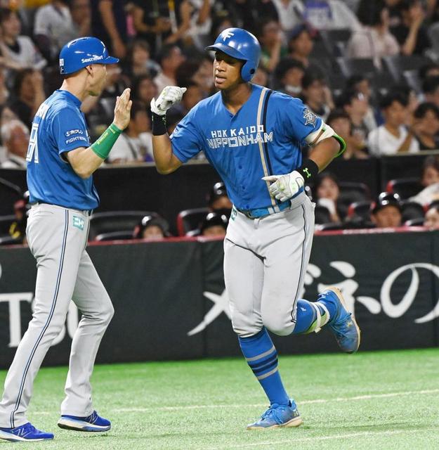 日本ハム・万波がリーグトップ独走の１５号「ど会心です！」外野手一歩も動けず　左翼席中段へ