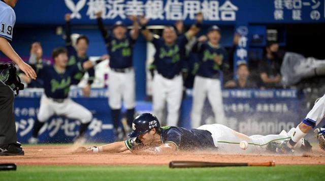 ヤクルトが代打・川端の決勝打で逆転勝ち　守護神・山崎を打ち砕く