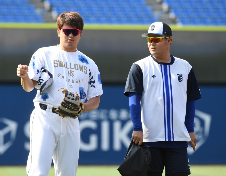 　高校の先輩・伊勢（右）と話す村上（撮影・佐藤厚）