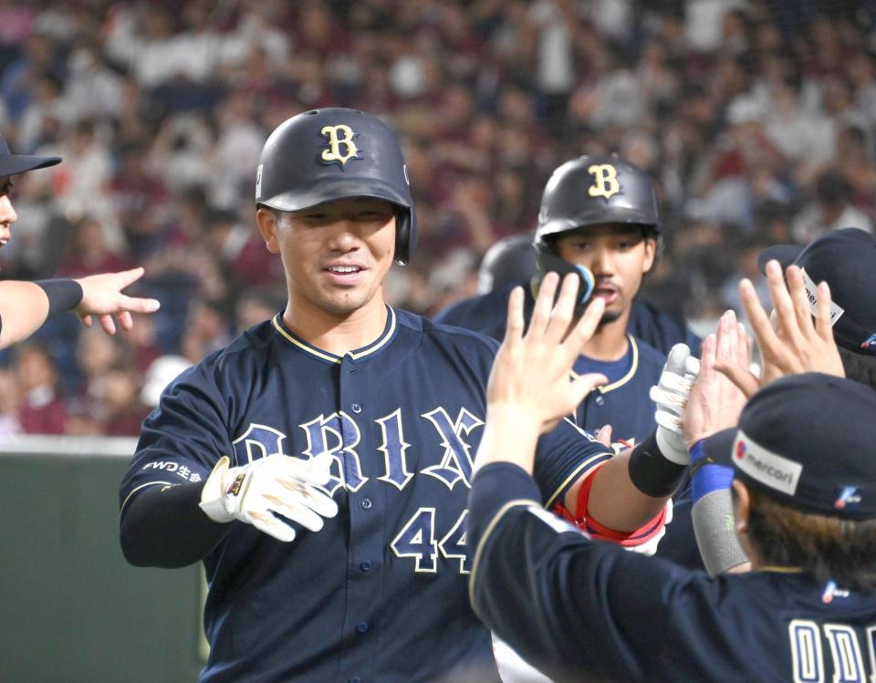 　１回、満塁本塁打を放ち迎えられる頓宮（撮影・堀内翔）