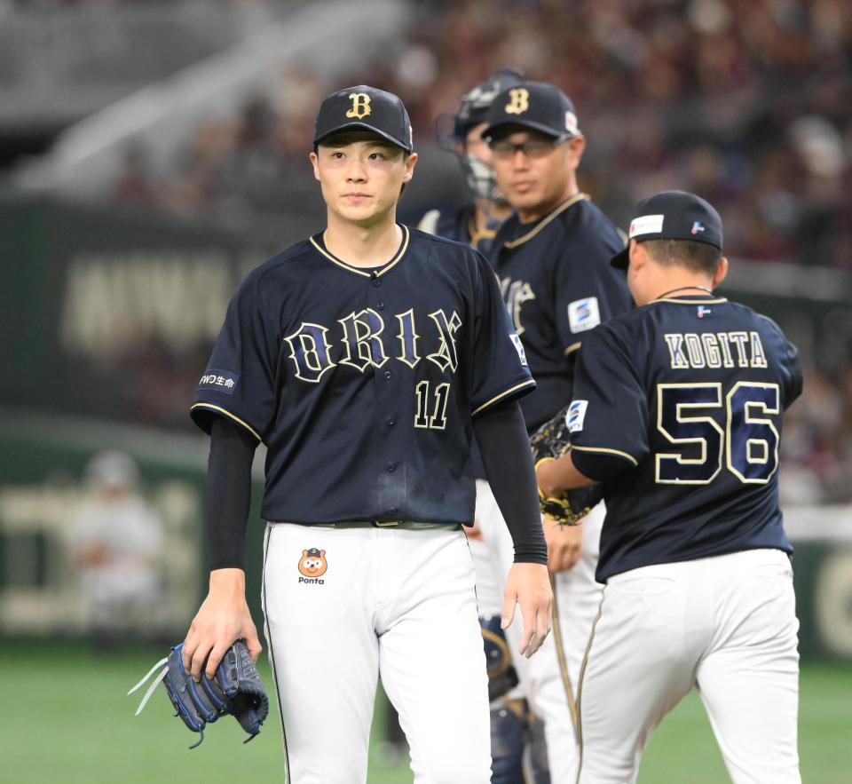 　４回途中、降板する山崎福（撮影・堀内翔）