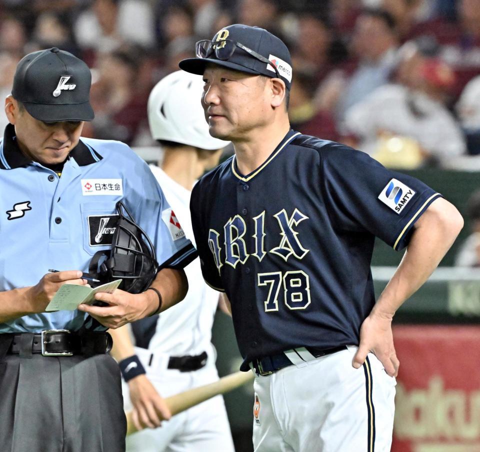 　７回、投手交代を告げる中嶋監督