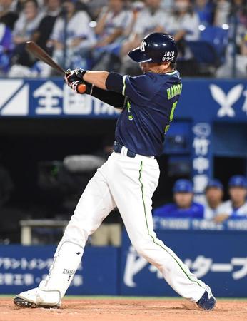 　９回、川端は右線に勝ち越しの適時二塁打を放つ（撮影・佐藤厚）