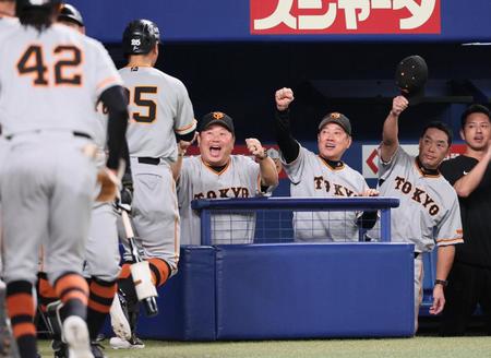 　１回、先制満塁本塁打を放った岡本和をベンチで迎える原監督（右から３人目）