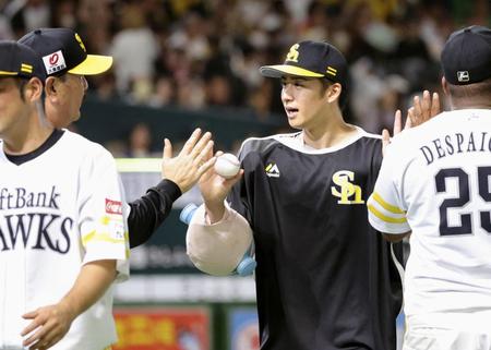 　日本ハムに勝利し、藤本監督とタッチする板東（右）