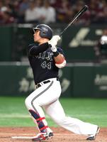 　４回、頓宮が左中間に２ランを放つ