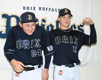 　監督推薦でオールスターに選出。山崎福（右）にいたずらされて苦笑いの紅林（撮影・堀内翔）