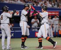 　１回、左越えに満塁本塁打を放ち、ブリンソン（中）、丸（左）とタッチをかわす岡本和