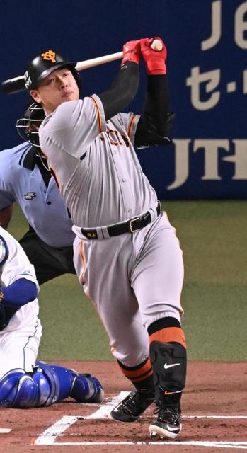 巨人　岡本和がいきなり先制満塁弾　中日先発・高橋宏は１死で降板　先頭打者の打球が左膝付近直撃