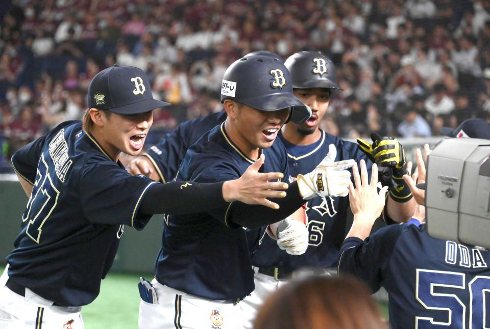 　１回、満塁本塁打を放ちポーズを決める頓宮（中央）＝撮影・堀内翔