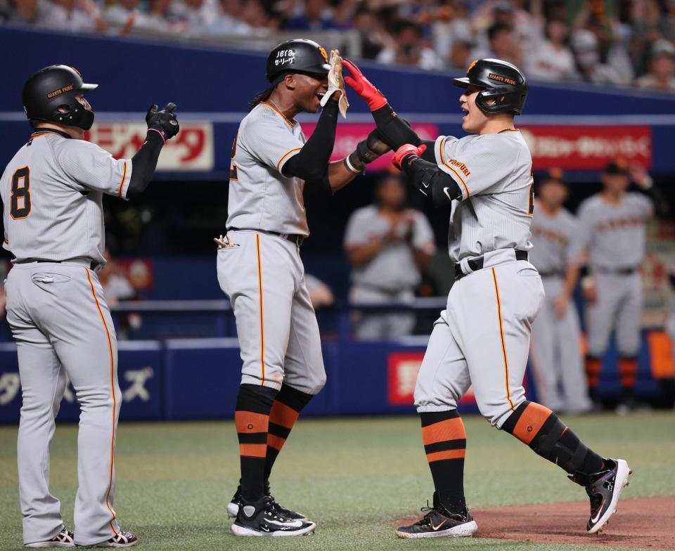 　１回、左越えに満塁本塁打を放ち、ブリンソン（中）、丸（左）とタッチをかわす岡本和