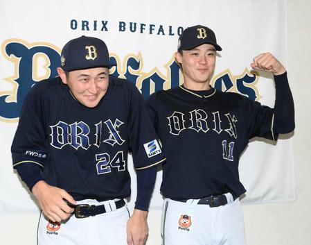 　監督選抜でオールスターに選出。山崎福（右）にいたずらされて苦笑いの紅林（撮影・堀内翔）