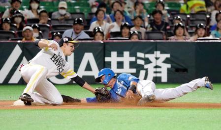 　３回、石井の右飛で二走江越が三塁を狙うがタッチアウト