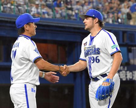 　三浦監督（左）から祝福を受けるバウアー（撮影・佐藤厚）