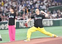 　始球式を務めるトレンディエンジェルのたかし。左後方は女優の貴島明日香（撮影・開出牧）