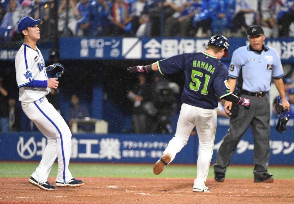 　延長１２回ヤクルト２死一，三塁、打者・オスナの時、捕逸。三走・浜田（右）が勝ち越しの生還（左は入江）＝撮影・佐藤厚