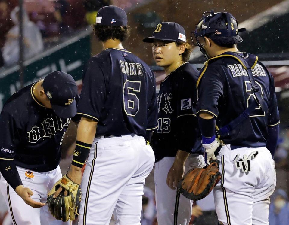 　５回、追加点を許し、マウンドで話す宮城（右から２人目）ら