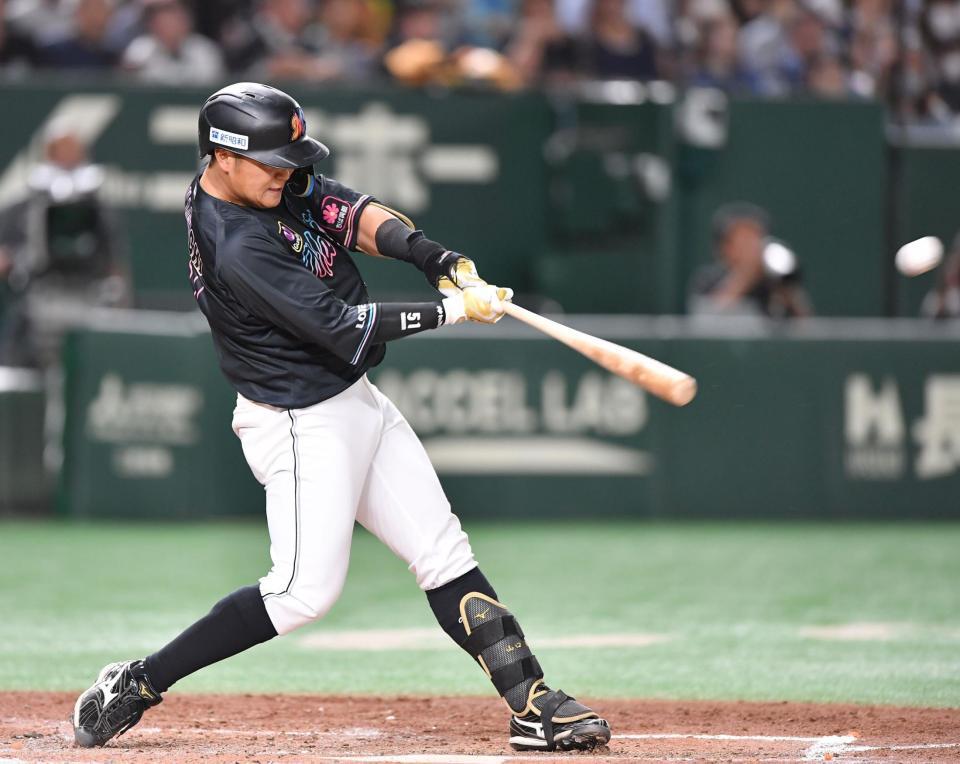 ロッテ・山口航輝が値千金の逆転8号2ラン 黒一色のスタンドに ロッテ・山口航輝が値千金の逆転8号2ラン 黒一色のスタンドに
