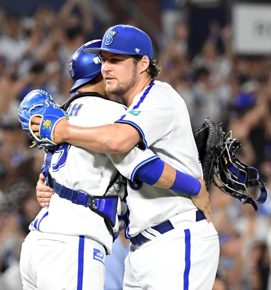 　２失点完投勝利を挙げ、伊藤（左）とハグするバウアー（撮影・佐藤厚）