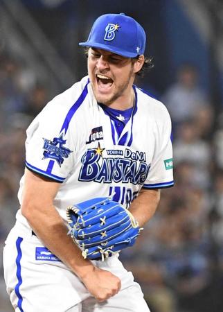 　９回、内山を三振に打ち取り、ほえるバウアー（撮影・佐藤厚）
