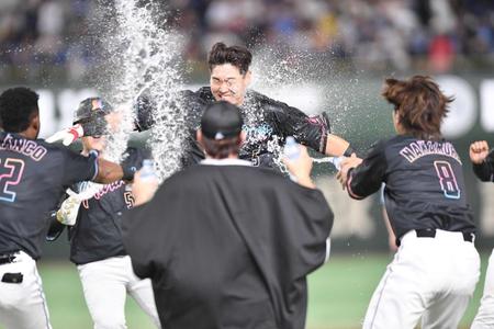 　サヨナラ打を放ちナインから手荒い祝福を受ける安田（中央）