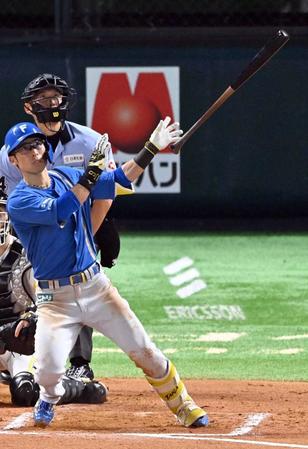 　７回、江越は左越えにソロを放つ