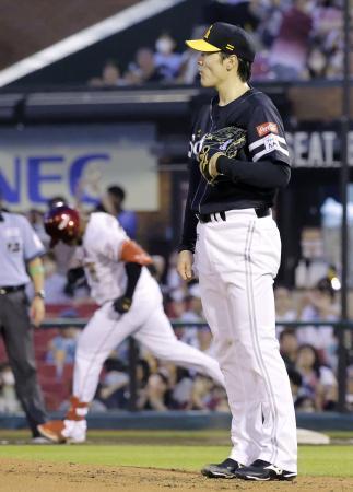 　３回、楽天・フランコ（左）に本塁打を浴びたソフトバンク・有原＝楽天モバイルパーク