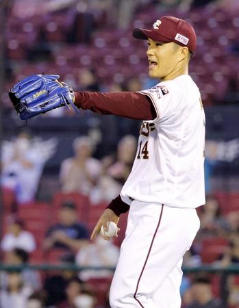 　４回、好守の三塁手フランコに声をかける則本