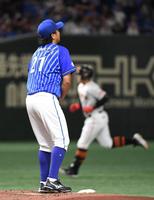 　２回、今永は岡本和（右）に先制ソロを打たれる（撮影・佐藤厚）