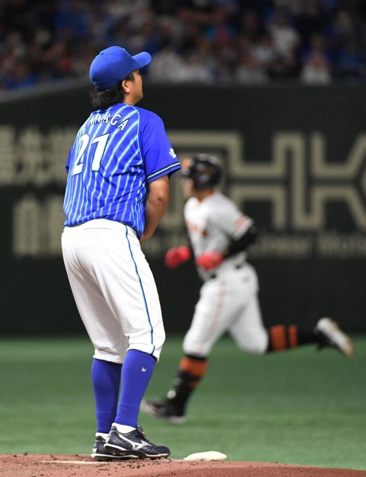 　２回、今永は岡本和（右）に先制ソロを打たれる（撮影・佐藤厚）
