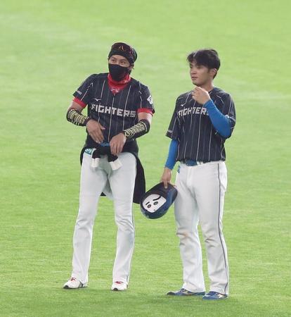 　試合前、郡司（右）に声をかける新庄監督（撮影・中島達哉）