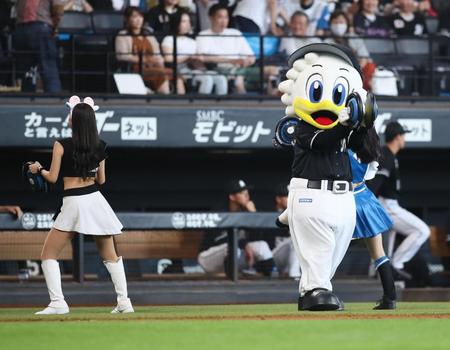 　ジンギスカンダンスを踊るＭ☆Ｓｐｌａｓｈ！！（左）と一緒に踊るマーくん（撮影・中島達哉）