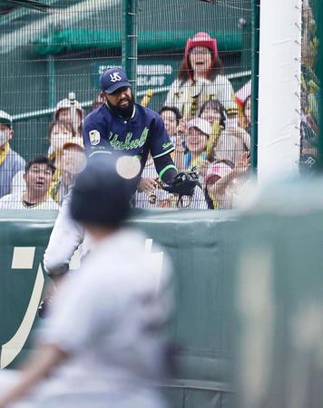 　１回、ノイジーの飛球をフェンス際で好捕するサンタナ