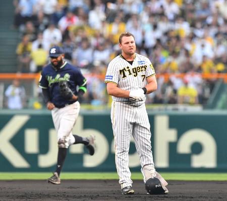 　１回、サンタナ（後方）に大飛球を好捕され、ガックリのノイジー（撮影・中田匡峻）