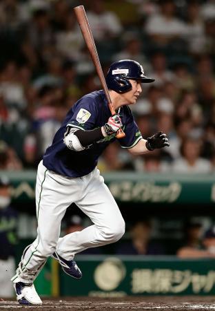 　７回ヤクルト２死満塁、代打川端が中前に２点打を放つ＝甲子園