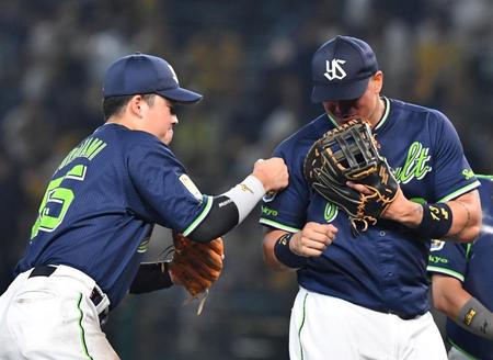 　オスナ（右）と勝利を喜ぶ村上（撮影・中田匡峻）