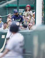 　１回、ノイジーの飛球をフェンス際で好捕するサンタナ