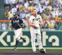 　１回、サンタナ（後方）に大飛球を好捕され、ガックリのノイジー（撮影・中田匡峻）