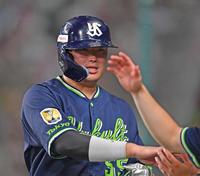 　７回、川端の勝ち越し２点適時打で生還した三走・村上（撮影・中田匡峻）