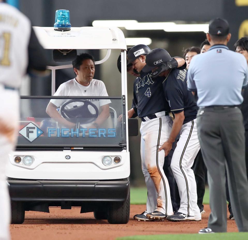 　コーチらの肩を借り、車に乗り込む森（中央）＝１日、エスコンフィールドＨＯＫＫＡＩＤＯ