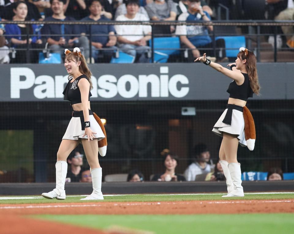 　きつねダンスを踊りに登場したＭ☆Ｓｐｌａｓｈ！！（撮影・中島達哉）