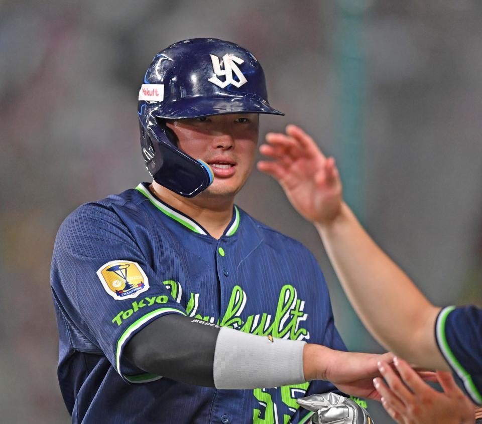 　７回、川端の勝ち越し２点適時打で生還した三走・村上（撮影・中田匡峻）