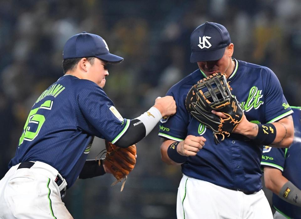 　オスナ（右）と勝利を喜ぶ村上（撮影・中田匡峻）